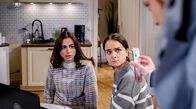 Sturm der Liebe – Lale (Yeliz Simsek, l.) bittet Stella (Daniela Galbo, M.) um Entschuldigung, da wird sie von Theo (Lukas Leibe, r.) überführt.