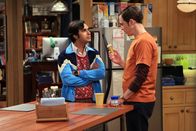 The Big Bang Theory – Raj (Kunal Nayyar, l.) versucht, seine Angststörung zu heilen und bittet Sheldon (Jim Parsons, r.) um Hilfe ...