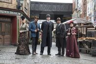 Ripper Street – (v.l.n.r.) Long Susan (MyAnna Buring); Homer Jackson (Adam Rothenberg); Detective Inspector Edmund Reid (Matthew Macfadyen); Detective Sergeant Bennet Drake (Jerome Flynn); Rose (Charlene McKenna)