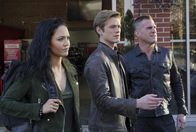MacGyver – Als ein ehemaliger Regierungsangestellter, der nach dem Diebstahl von Geheiminformationen von der Bildfläche verschwunden ist, wieder auftaucht, sollen Riley (Tristin Mays, l.), Angus MacGyver (Lucas Till, M.) und Jack (George Eads, 2.v.l.) ihn schnappen ...