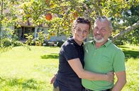 Land & lecker – Vor 19 Jahren haben die heutige Gastgeberin Gisela Elfinger (l) und Ehemann Hans ihr Leben komplett umgekrempelt, im oberbayerischen Reichling einen alten Hof gekauft, selbst renoviert und mit der Zucht von Walliser Schwarznasenschafen begonnen. „Wir sind komplette Quereinsteiger. Ich bin gelernte Krankenschwester und mein Mann war bei der Kripo.“