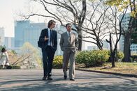 Tokyo Vice – Jake Adelstein (Ansel Elgort, l.); Hiroto Katagiri (Ken Watanabe, r.)