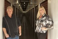Storage Wars – (v.l.n.r.) Dan Dotson; Laura Dotson