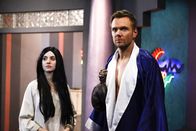 Community – Kurz vor einer Halloween Party eilen Annie (Alison Brie, l.) und Jeff (Joel McHale, r.) ihrem Freund zu Hilfe. Er hat sich aus Versehen im Panikraum eingeschlossen. Die Suche nach dem Code für die Sicherheitstür kann beginnen ...