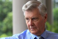 Death in Paradise – Humphreys Vater Martin (James Fox) ist weder überzeugt von dem Beruf, noch von dem Wohnort seines Sohnes. Er glaubt nicht daran, dass sein Humphrey auf Saint Marie glücklich werden kann.