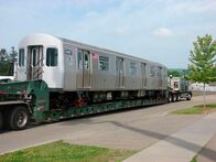 Mega-Fabriken – Homell, NY, USA: Finished subway car on the truck to NYC.