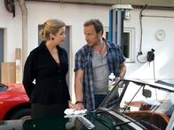 In aller Freundschaft – Sarah Marquardt (Alexa Maria Surholt) lässt keinen Versuch aus, Benjamin Wittenberg (Till Demtröder) "zufällig" zu treffen. Doch da Benjamin sie für die Frau von Roland hält, reagiert er auf Sarahs Flirtversuche völlig resistent.