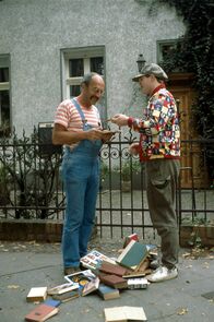 Löwenzahn Classics – Peter Lustig (l.) sucht in vielen Büchern eine schöne Geschichte.