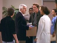 Diagnose: Mord – Steve (Barry Van Dyke, 3.v.r.), Mark (Dick Van Dyke, 2.v.l.), Jesse (Charlie Schlatter, l.) und Amanda (Victoria Rowell) wurde gekündigt, da sie angeblich ihre Kompetenzen überschritten haben.