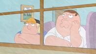 Family Guy – Peter (r.) und Chris (l.) müssen sich die Zeit während eines Hurrikans vertreiben, da hat Brian auf einmal eine folgenschwere Idee ...