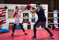 Life in Pieces – Life in Pieces Staffel 2 Folge 4 Statt Ballett lieber Boxen: Holly J. Barrett als Samantha Hughes, Victor Ortiz als Troy