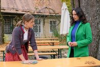 Der Alte – Annabell Lorenz (Stephanie Stumph, r.) versucht aus der verschlossenen Finja Kolbe (Lea Reihl, l.) brauchbare Informationen zur Tatnacht herauszubekommen.