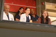 Grey's Anatomy – Zuschauer auf der Galerie: (vorne) James Pickens Jr. als Dr. Richard Webber (l.), Ellen Pompeo als Dr. Meredith Grey (M.), E.R. Fightmaster als Dr. Kai Bartley (r.)