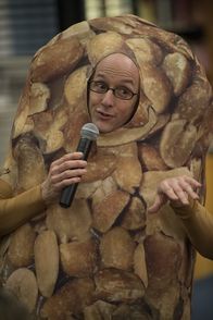 Community – Dean Pelton (Jim Rash) hat schlechte Nachrichten - ob sein Erdnussriegelkostüm die Neuigkeiten etwas abmildern kann?; Dean Pelton (Jim Rash) hat schlechte Nachrichten - ob sein Erdnussriegelkostüm die Neuigkeiten etwas abmildern kann?