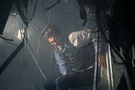 Mayday - Alarm im Cockpit – Flugbegleiter Richard Demary (gespielt von Spencer Robson) stolpert durch das verrauchte Wrack des abgestürzten US Air Fluges 1016. (Bildnachweis: Cineflix/Darren Goldstein)