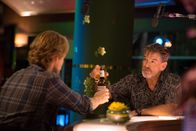 No Escape – Jack (Owen Wilson, l.) und Hammond (Pierce Brosnan, r.) sitzen entspannt an der Hotelbar.