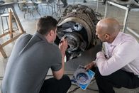 Mayday - Alarm im Cockpit – REENACTMENT - Eric Blankenstein (gespielt von Olivier Lamarche) zeigt dem Ermittler aus Papua-Neuguinea (gespielt von Andrew Hinkson) Beweise dafür, dass das linke Triebwerk von Flug 1600 der Fluggesellschaft PNG im Sinkflug auf Madang, Papua-Neuguinea, überdreht war. (Cineflix 2022/Shay Markowitz)
