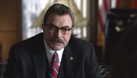 Blue Bloods - Crime Scene New York – Frank (Tom Selleck) erfährt von Erin, dass der Bezirksstaatsanwalt Danny wegen ethischer Verstöße im Visier hat, entschließt sich jedoch dazu, dies seinem Sohn vorerst zu verschweigen ...