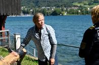 WaPo Bodensee – ARD WAPO BODENSEE FOLGE 43, "Haus Uhr im ERSTEN. Nele Fehrenbach (Floriane Daniel, r.) überbringt Yvonne Jahnke (Lena Drieschner, l.) die Nachricht vom Tod ihrer Schwester Vanessa.