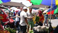 Verrückt nach Meer – Küchenchef Christian Jüngling (Mitte) nutzt die Zeit, um mit dem neuen Food & Beverage Manager Thomas Krobath und Patissier Iwayan in die Innenstadt von Ambon zu fahren. Sie gehen auf dem lokalen Markt frische Sachen für die Küche einkaufen. Weiteres Bildmaterial finden Sie unter www.br-foto.de.