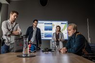 SOKO München – Das SOKO-Team bespricht sich im Konferenzraum: Dominik Morgenstern (Joscha Kiefer, l.), Dr. Weissenböck (Florian Odendahl, 2.v.l.), Billie Curio (Sina Reiß, 2.v.r.) und Arthur Bauer (Gerd Silberbauer, r.)