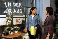 Rote Rosen – ARD ROTE ROSEN FOLGE 1170 Uhr im ERSTEN. Rajan (Danial Popat, l.) ist zutiefst verletzt, von den fremdenfeindlichen Schmierereien, am Schaufenster von Merles (Anja Franke, r.) Gärtnerei.