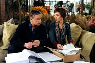 Rote Rosen – ARD ROTE ROSEN FOLGE 1701 Uhr im ERSTEN. Merle (Anja Franke, r.) erklärt Rainer (Christian Maria Goebel, l.), dass Jan Dieck der Gärtnerei erheblich geschadet hat.