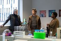 SOKO Wien – Major Carl Ribarski (Stefan Jürgens, l.) und Bezirksinspektor Klaus Lechner (Andreas Kiendl, M.) wollen, dass Kira Kudenko (Christine Grant, r.) sie zu ihrem Chef Alexander Bernstein führt.
