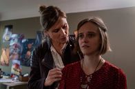 Letzte Spur Berlin – Nele Schneider (Nadine Kösters, r.) fällt es schwer, ihrer Mutter Nadine (Julischka Eichel, l.) zu glauben.