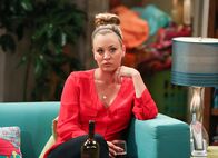 The Big Bang Theory – Penny (Kaley Cuoco) ist wütend, weil Leonards Mutter Beverly während ihres Besuchs nur Interesse an den Beziehungen von Amy und Bernadette zeigt. Penny dagegen wird ignoriert. Schafft sie es, die Psychoanalytikerin doch noch von sich zu überzeugen?
