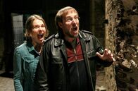 Mord mit Aussicht – Spuk in Hengasch - Dietmar Schäffer (Bjarne Mädel, r.) und Bärbel Schmied (Meike Droste, l.) haben vor Angst die Hosen voll.; ARD/WDR MORD MIT AUSSICHT (35), "Spuk in Hengasch" Uhr im ERSTEN. Spuk in Hengasch - Dietmar Schäffer (Bjarne Mädel, r.) und Bärbel Schmied (Meike Droste, l.) haben vor Angst die Hosen voll.