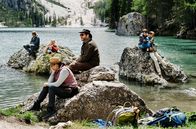 Eine harte Tour – Pause auf der Bergtour: die Freundschaft und die Beziehungen der drei Paare werden auf eine harte Probe gestellt.