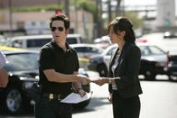 Numb3rs - Die Logik des Verbrechens – Ein neuer Fall beschäftigt Don Eppes (Rob Morrow, l.), Liz Warner (Aya Sumika, r.) und das restliche Team ...