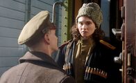 Krieg der Träume – Die Kosakensoldatin Marina Yurlova (Natalia Witmer) wird vor einem Erschießungskommando der Roten Armee gerettet. Sie will zurück an die Front, doch ein tschechischer Hauptmann setzt sie in einen Zug nach Wladiwostok.