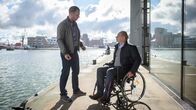 SOKO Wismar – Das Opfer Dennis Ritter arbeitete bei einer Krankenversicherung in Wismar und hinterlässt neben seiner Frau auch einige Baustellen in seinem Job. Eine davon ist Frank Kaiser (Michael Lott, r.), der aufgrund einer Multiplen Sklerose-Erkrankung seit Jahren im Rollstuhl sitzt und bei Ritter pausenlos um sein Recht als Patient kämpfen musste. Doch Pöhlmann (Dominic Boeer, l.) ist sich nicht sicher – ist dem Mann deswegen ein kaltblütiger Mord zuzutrauen?