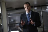 Castle – US-Senator Bracken (Jack Coleman) ist in dubiose Geschäfte verwickelt und gerät ins Visier von Beckett und Castle ...
