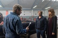 Wilsberg – Ekki (Oliver Korittke, M.) und Alex (Ina Paule Klink, r.) bieten dem insolventen Kfz-Mechaniker Hartung (Johannes Zeiler, l.) an, dass sie gemeinsam gegen "Beiderbeke News" klagen können. Das virale Video von Ekki und Hartung soll nicht weiter verbreitet werden.