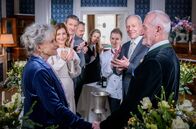 Sturm der Liebe – Nach ihrem erneuerten Eheversprechen sind Hildegard (Antje Hagen, l. mit Daniela Kiefer, 2.v.l., Dieter Bach, 3.v.l., Sven Waasner und 4.v.l.) und Alfons (Sepp Schauer, r. mit Dirk Galuba, 2.v.r. und Laura Osswald, 3.v.r. und Tanja Lanäus, hinten M.) emotional überwältigt.