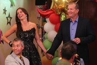 Modern Family – Hinter, l-r: Gloria Delgado-Pritchett (Sofía Vergara), Jay Pritchett (Ed O'Neill)