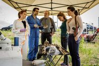 SOKO München – Die SOKOs, Arthur Bauer (Gerd Silberbauer, M.), Toni Bischoff (Amanda da Gloria, 2.v.r.) und Katharina Hahn (Bianca Hein, r.) mit Dr. Weissenböck (Florian Odendahl, 2.v.l.) und Billie Curio (Sina Reiß, l.), am Tatort.