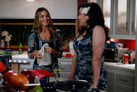 Modern Family – L-R: Gloria Delgado-Pritchett (Sofía Vergara), Darlene (Jennifer Tilly)