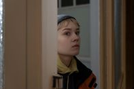 neoriginal: Becoming Charlie – Charlie (Lea Drinda) kümmert sich um eine der vielen Baustellen: Fabias Auto.