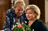 Um Himmels Willen – Sekretärin Marianne Laban (Andrea Wildner, r.) bekommt überraschend Besuch von ihrem Urlaubsflirt Theo Seewald (Wolfram Berger, l.).