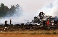 Große Erfindungen – Feuerwehrleute löschten die letzten Flammen der Air France Concorde, die kurz nach dem Start am Dienstag, Juli, außerhalb von Paris abstürzte