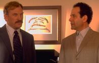 Monk – Der Anwalt Lou Pratt und seine Assistentin werden abends in ihrem Büro ermordet. Captain Leland Stottlemeyer (Ted Levine, l.) bittet Monk (Tony Shalhoub, r.) um Hilfe bei den Ermittlungen.