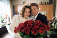 Der Fall Marianne Voss – Ein großer Rosenstrauß zur Silberhochzeit Marianne (Valerie Koch) und Karsten Voss (Jörg Schüttauf) führten eine scheinbar harmonische Ehe.