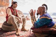 Aladdin – Aladdin (Mena Massoud, l.); Dschinni (Will Smith, r.)