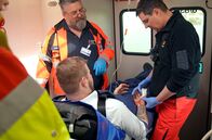 Die Unfallklinik – Philip wird im Rettungswagen in die Klinik gebracht. l.: Uwe Basler (Rettungssanitäter,) r.: Johannes Horter (Notarzt)