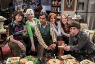 The Big Bang Theory – Um seine Frauenprobleme ein für alle Mal zu lösen, lädt Raj (Kunal Nayyar, 3.v.l.) seine Ex-Freundinnen Lucy (Kate Micucci, l.), Emily (Alessandra Torresani, 2.v.l.), Claire (Katie Leclerc, 3.v.r.) und Emily (Laura Spencer, 2.v.r.) ein, doch auch Howard (Simon Helberg, r.) kann nicht verhindern, dass das Ganze in einem Fiasko endet ...