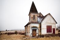 Unheimliche Videos - Wahrheit oder Fake? – Stockfotografie Verlassene Dorfkirche